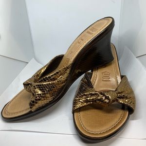 Italian shoemaker gold bow Wedged leather sandals